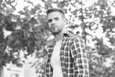 Yaz geldi. Yazın açık havada yakışıklı bir adam. Yaz modası. Sıradan bir tarz. Modern yaşam tarzı. Erkekler için moda bir gardırop. Şık trendler. Erkek giyim mağazası