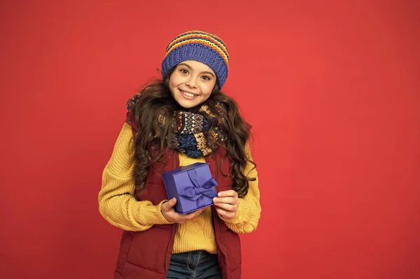 쇼핑 끝나고. 신년 선물 상자를 가지고 있는 소녀. 행복 한 겨울 휴일. 여자 애가 모자에 스카프를 두르고 있어. 메리 크리스마스. 파티 분위기 말이야. 겨울 쇼핑을 한다. 어린 시절의 행복. 구입 잘 했어 — 스톡 사진