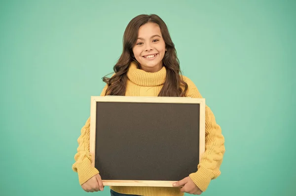 Publicidade de produtos. grandes vendas de publicidade. menina pequena feliz segurar quadro negro. melhores preços. informações úteis aqui. Bem-vindo a bordo. menina da escola na lição. espaço de cópia para o seu texto — Fotografia de Stock