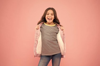 Hey sen! Sonbaharda aktif olmak. Sonbahar için lazım. Mutlu çocuk tabancaları pembe arka plan. Sonbahar bakışlı küçük kız. Gündelik sonbahar tarzı. Moda sonbahar kıyafeti. Çocuklar için moda trendleri