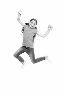 Artık özgürüm. Temizlik bitti. Evde temizlik yapan çocuk. Küçük kız aferin sana. Temizlik için iyi bir sünger. Mutlu çocuk sünger ve temizleme eldiveni kullanıyor. Çocuk etrafı temizliyor. Hassas cildi koru