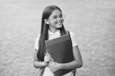 Sevimli ineklik. Gözlüklü mutlu çocuk kitapları tutuyor. Okulda vizyon gösterimi. Göz testi. Düzeltici gözlük. Reçeteli gözlük. Optisyen salonu. İlkokul eğitimi. Okulun temel ihtiyaçlarına geri dönelim.