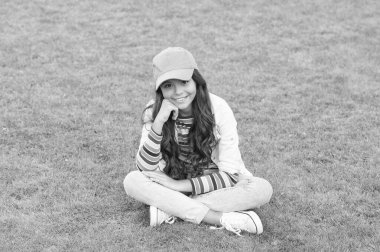 Dersten sonra rahatladım. Okul yılının sonu. Öğrenci şapkası takıyor. Rahatlama zamanı. Şirin, güler yüzlü, kendine güvenen kız. çocukluk mutluluğu. Okula dönüyorum. Neşeli çocuk, sıradan görünüşlü.
