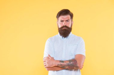 Bıyıklı, şık saçlı, berber dükkanında çalışan yakışıklı beyaz adam.