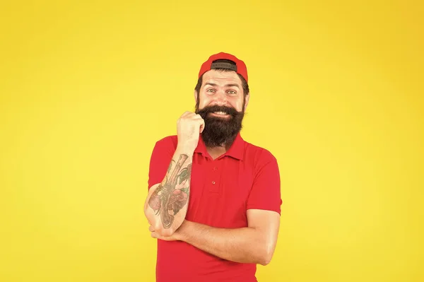 Buon giorno della barba. Felice sfondo giallo hipster. Uomo barbuto felice sorridente in abbigliamento casual. Pulizia e cura. Barbiere barbuto. Barbiere. Sembrano sexy e felice — Foto Stock