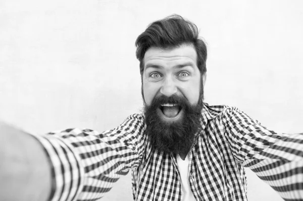 Felicidade é tudo. hipster feliz com barba manter a boca aberta. O homem barbudo sente felicidade. Alegria e prazer. A experimentar emoções positivas. Sorrindo e rindo. Celebração de férias. selfie — Fotografia de Stock