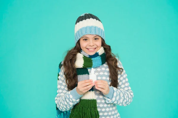 Befria din täppta näsa. glad tonåring flicka i stickade kläder hålla nässpray. kid vinter mode stil. — Stockfoto