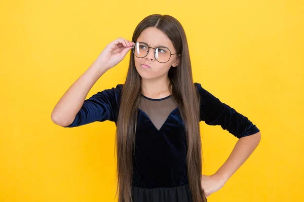 Deixa-me pensar. sendo tão elegante em óculos. nerd. A usar protector UV. sério adolescente menina usar óculos por causa da má visão. Miúdo pronto para estudar. criança de volta à escola. felicidade infantil — Fotografia de Stock