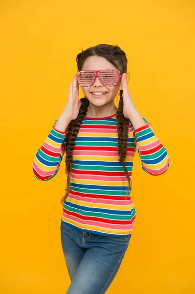 Trendy Luxus. Schönheit in Glamour-Brille. Kinderglück. Lächelndes Kind auf gelbem Hintergrund. Casual Fashion Accessoire. Partyzeit. glücklich Teenager Mädchen mit stilvoller Frisur. Lustiges Kind, das Spaß hat — Stockfoto