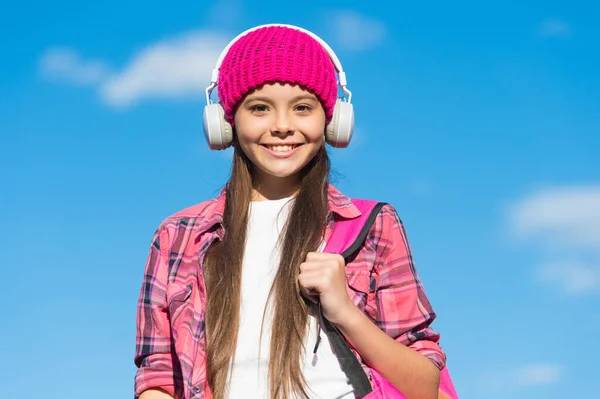 幸せな子供は現代のヘッドフォンで音楽を聴く日当たりの良い空屋外、音楽教育 — ストック写真