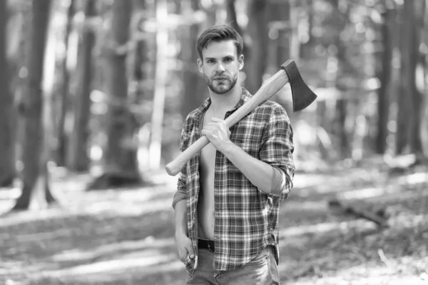 Libera tu leñador interior. Hombre guapo llevar hacha en el paisaje natural. Vacaciones de verano. Viajes naturales. Medio ambiente natural. Ecología y ecosistema. Corte de árboles. Viaje al bosque —  Fotos de Stock