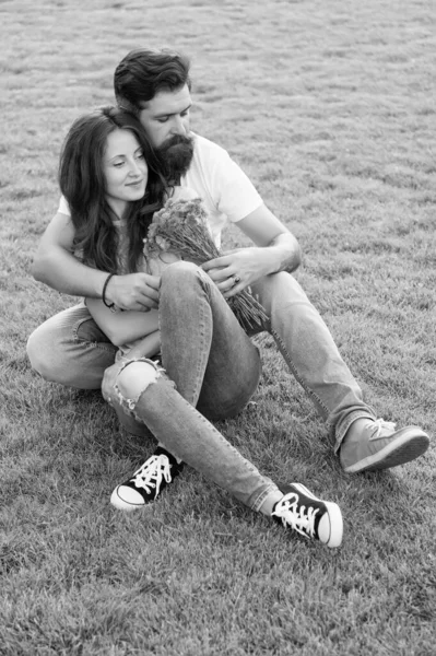 Casal encantador abraçando relaxante no prado verde, conceito de dia das mulheres — Fotografia de Stock