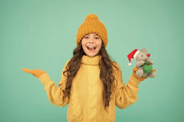 Concept de magasin de jouets. Fille enfant tenir rat ou souris jouet. Année du symbole du rat. Jouet en peluche. Bonne enfance. Les peluches sont meilleures. Tenue d'hiver enfant jouer mignon petit jouet. Acheter des cadeaux. Jardin d'enfants et école — Photo