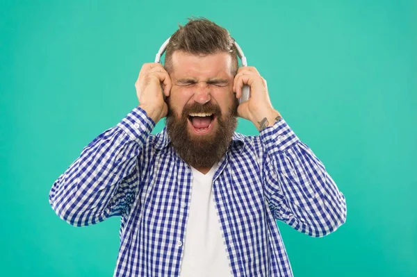 Oh non. hommes expriment des émotions. elearning avec livre audio. hipster barbu en chemise à carreaux. — Photo