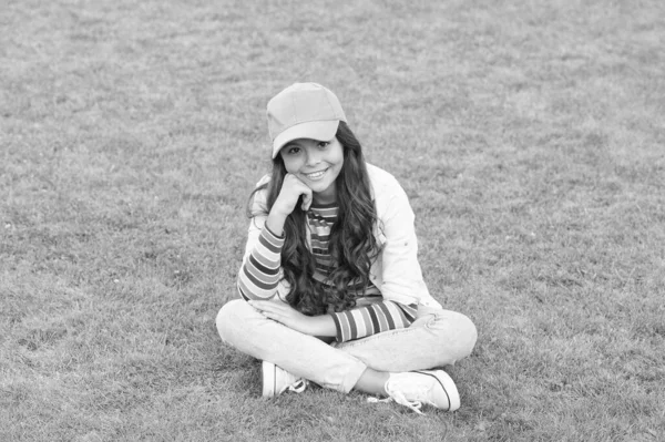 Relaxado após as aulas. Fim do ano letivo. adolescente estudante usar boné. Está na hora de relaxar. bonito sorrindo estudante confiante. felicidade infantil. de volta à escola. Criança alegre com aparência casual — Fotografia de Stock