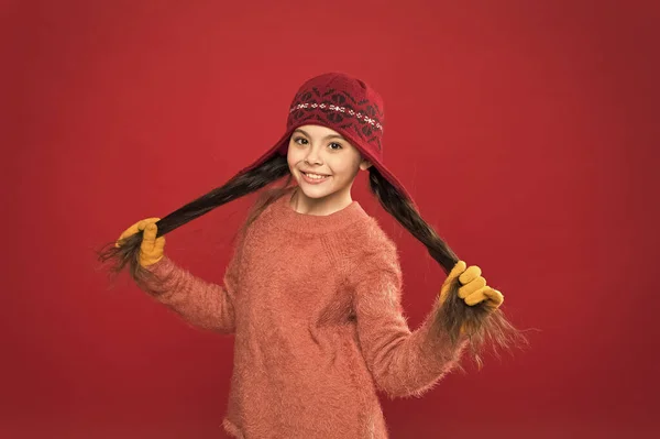 Ett otroligt långt hår bara händer. Lycklig flicka hålla långa lås röd bakgrund. Ett litet barnleende med långt brunetthår. Grått tjockt och långt hår. Hårvårdsrutin för vintern — Stockfoto
