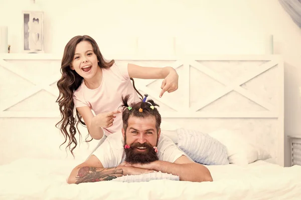 Relaxar no quarto. Afeição e apoio. Fica em casa e diverte-te. Conceito de lazer familiar. Uma rapariga a fazer penteado para o pai. Quarentena com crianças. Família feliz. Festa de pijama. Infância feliz — Fotografia de Stock