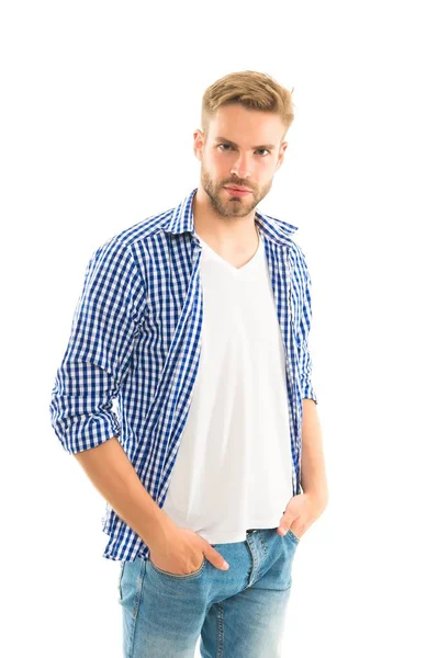 若いセクシーな男は白い床屋に隔離されたカジュアルなスタイルのシャツを着て — ストック写真