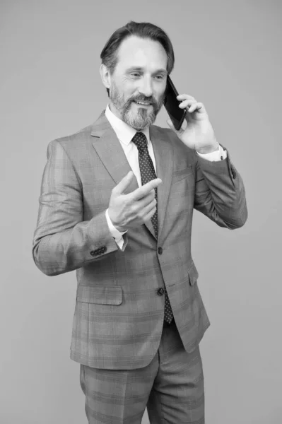 ビジネス会話男携帯電話、交渉の成功の概念 — ストック写真