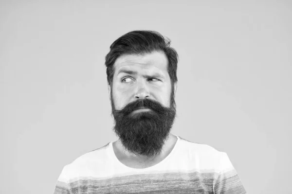 Que faire ? soins du visage masculin. portrait d'un homme barbu brutal. homme élégant sérieux avec moustache. pensant homme barbu brutal sur fond jaune. bel homme confiant a coiffure parfaite — Photo