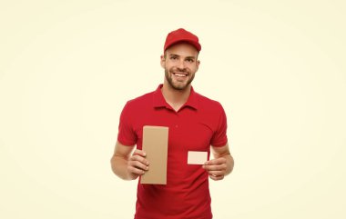 İndirim kartını al. Mutlu kurye kartı ve kutu. Paket teslimatı. Teslimatçı iş bilgisi için boş kart gösterdi. İnternetten alışveriş. Kredi kartıyla sipariş ve ödeme, kopyalama alanı