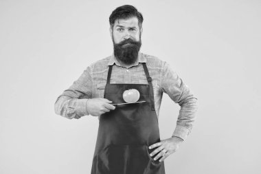 Vücudun bunu nasıl hak ediyorsa öyle diyet yap. Sakallı adam domatesi bıçakla tutuyor. Vejetaryen diyeti ve diyet. Sağlık için yemek pişirmek. Dengeli yemek. Sağlıklı menü. Vitaminlere odaklan.