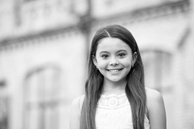 Her gün güzellik yarışması. Mutlu kız dışarıda gülümsüyor. Küçük bir çocuğun güzel görünüşü. Güzellik salonu. Yaz cilt bakımı. Saç bakım kozmetiği. Güzellik ürünleri. Güzel ol, kendin ol.