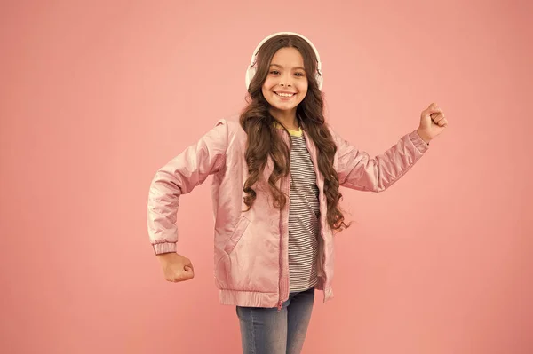 Musica accesa. Felice bambino piace ascoltare la colonna sonora. Bambina indossare auricolari sfondo rosa. Goditi il suono. Vibrazioni sonore. Musica e tecnologia. Suono audio. Divertimento e intrattenimento — Foto Stock