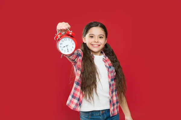 Alegre niña mostrando tiempo en reloj vintage, horario — Foto de Stock