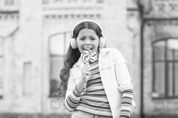 Chica auriculares modernos cantar canción lollipop mic, concepto de cantante talentoso — Foto de Stock