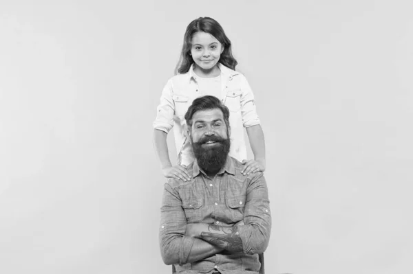 Vanwege kinderopvang. Gelukkig kind en vader gele achtergrond. Klein kind en bebaarde man. Familie relaties. Liefde en vertrouwen. Internationale kinderdag. Groeiende toekomst — Stockfoto