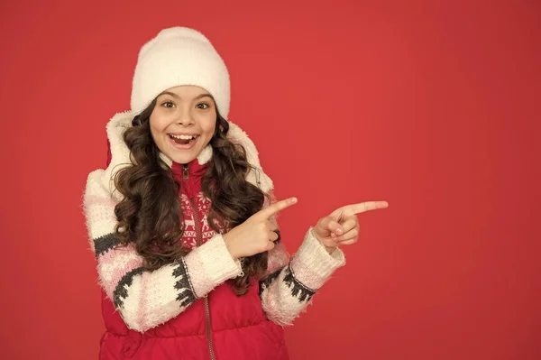 Kış modası. Küçük kız uzun kıvırcık saçlı. Kış tatili fikirleri. Çocuklar için kış aktivitesi. Mutlu bir çocukluk. Soğuk hava. Yünlü örgü şapkalı çocuk. Çocuklar yetişkinlerden daha çok üşür. — Stok fotoğraf