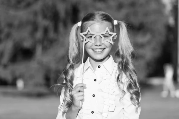 Pequeña niña pelo largo celebrar estrella gafas cabina utilería, feliz vacaciones concepto —  Fotos de Stock