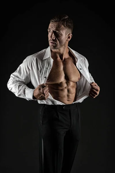 Esercizio muscoli addominali. Sexy scapolo mostra sei pack abs. Uomo d'affari con torso atletico sfondo nero. Moda formale. Fitness e sport. Salute e dieta. Ridurre il grasso della pancia e ottenere sei pack — Foto Stock