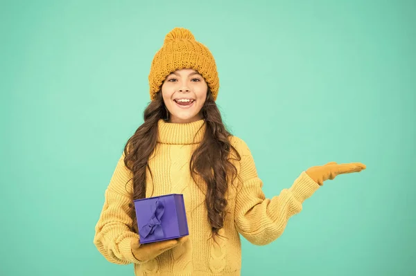 Giornata dello shopping. Piccola ragazza carina ricevuto regalo di festa. Goditi i regali. Regali di Natale per bambini. Ragazzo piccolo cappello allegro ragazza capelli lunghi contenere confezione regalo. Bambino entusiasta di disfare il suo regalo — Foto Stock