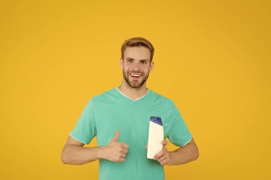 İyi seçim. Yakışıklı adam şampuan şişesini tut. Sakallı adamın kozmetik ürünleri var. Berber dükkanı bakımı. Profesyonel berber. Banyo ya da duş için vücut bakım ürünleri. Saç bakımı. Erkek kozmetikleri