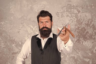 Tıraş olmam lazım. Klasik tıraş konusunda uzmandır. Sakallı adam, retro jileti tut. Erkekler için tıraş bıçağı takımı. Berber dükkanındaki profesyonel ve vahşi kuaför. Erkek berber bakımı. Sakallı adam zarif görünüyor.