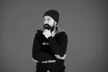 Moda erkek giyim mağazası. Erkeksi kıyafet konsepti. Düşün ve karar ver. Kış erkek giyim. Sakallı, sıcak kazaklı ve kırmızı şapkalı bir adam. Kış sezonu erkek giyim. Kişisel stilistim. Sıcak ve rahat.