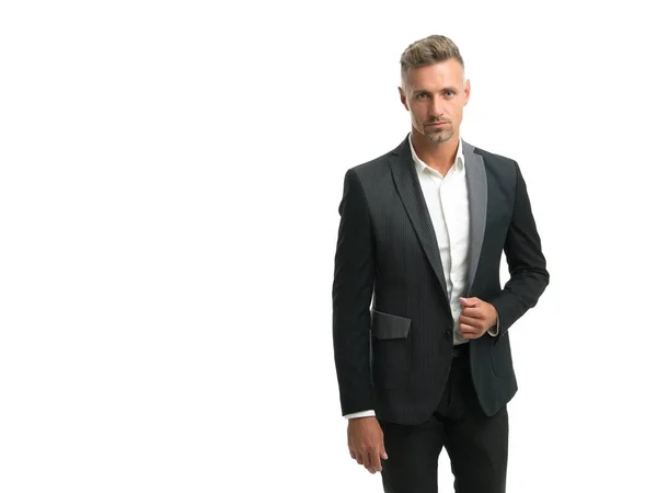 Przystojny dojrzały mężczyzna nosić skrojony garnitur w oficjalnym stylu biznesowym z modą wygląd, szyty na miarę, przestrzeń do kopiowania — Zdjęcie stockowe