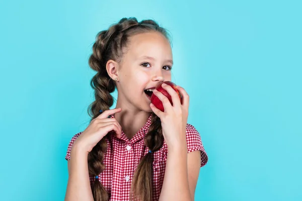 Το παιδί τρώει μήλο. παιδί με φρούτα. Χαρούμενη παιδική ηλικία. Μια έφηβη δαγκώνει μήλα. Φθινοπωρινή συγκομιδή ανοιξιάτικα φρούτα. Γεμάτο βιταμίνες. μόνο βιολογικά τρόφιμα. φυσικό και υγιές. Απολαμβάνοντας την ανοιξιάτικη μέρα — Φωτογραφία Αρχείου