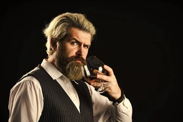 Good indication of condition of whisky. Bearded businessman in elegant suit with glass of whisky. Sommelier tastes expensive drink. Elegant macho drink cognac. Matured in sherry casks. Whisky tasting — Stock Photo, Image