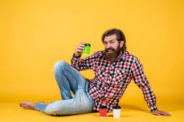 Çay ya da kahve içmek. Günaydın. Evde sabah havası var. İlham konsepti. Hipster adam kahve içer. Beyaz bardak tutan yakışıklı sakallı adam. Bardakla içecek.