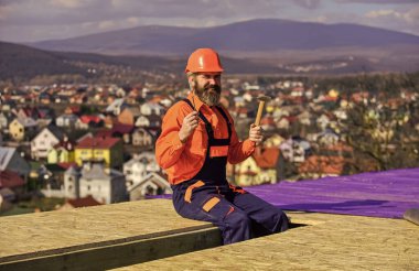 Projeler için tahmini malzeme gereksinimleri. Çatı malzemeleri yükleyin. Isı yalıtımı. Çatıda adam var. Profesyonel tamir çatısı. Düz çatı kurulumu. Çatı ustası yeni çatı inşa ediyor