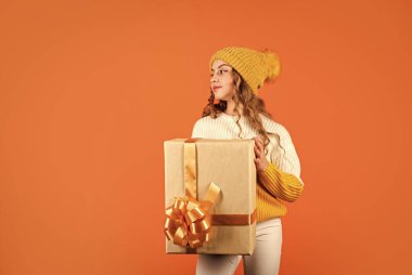 Küçük bir Noel büyüsü. çocukluk mutluluğu. Büyük satışlar ve alışveriş. Boks günü. Doğum günün kutlu olsun. Harika bir sürpriz olur. Çocuk Noel hediyesi. Aile tatili konsepti. Noel Baba 'yı bekleyen çocuk