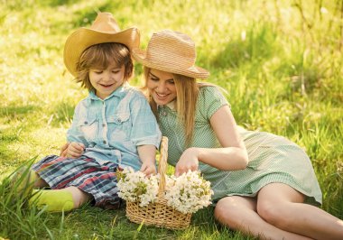Hafta sonu tatili. Doğayı keşfet. Tarladaki kır çiçekleri. Annelik mutluluğu. Bahar sezonu. İyi tatiller. Kovboy ailesi bahar çiçeği topluyor. Anne ve tatlı oğul eğleniyor. Bahar tatili