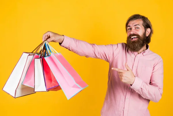 Reife brutale Hipster mit Einkaufstasche im Hemd, Valentinstag — Stockfoto