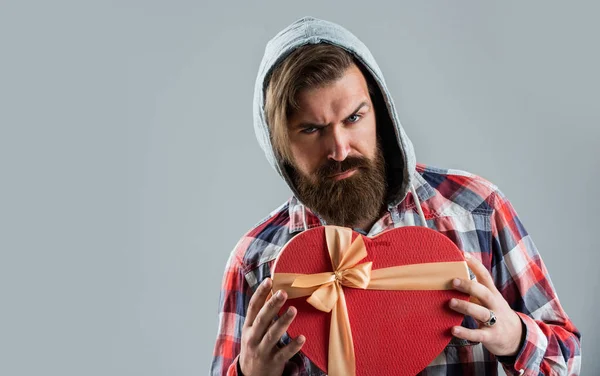 Barbudo y con estilo. tiempo de compras con éxito. descuento día de boxeo. hombre guapo con regalo — Foto de Stock