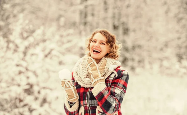 이것 좀 봐. 여자 아이들이 스노우볼을 만들고 놉니다. 겨울 활동. 행복 한 여성은 겨울 풍경을 즐긴다. 눈덮인 숲 속에서 따뜻 한 옷을 입은 여자. 눈덮인 나무들. 추운 계절에는 평상복을 입는 여성 — 스톡 사진