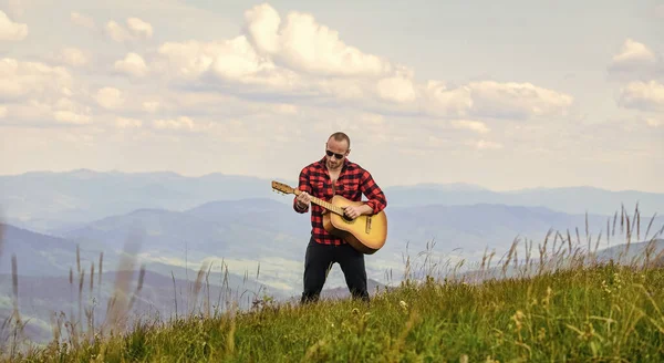 Caminhante desfrutar da natureza. Caminhante músico encontrar inspiração em montanhas. Mantém a calma e toca guitarra. Caminhante homem com guitarra no topo da montanha. Música para alma. A tocar música. Som de liberdade. Música acústica — Fotografia de Stock