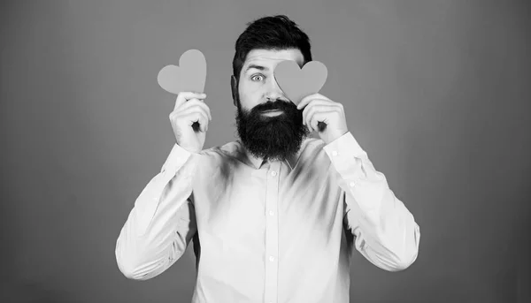 Un hipster barbudo con tarjeta de San Valentín. Celebra el amor. Tipo barba atractiva y bigote en el estado de ánimo romántico. Sentir amor. Concepto de citas y relaciones. Hacer que el hombre se sienta amado. Feliz en el amor — Foto de Stock